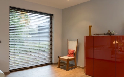 Beitskleur shutters in warm interieur