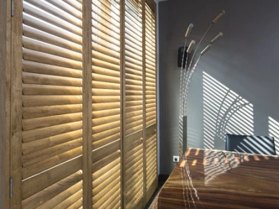 beitskleur shutters in de woonkamer