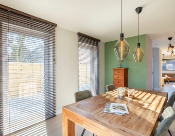 Houtkleurige shutters in kleine eetkamer en keuken