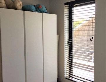 Blinds in smal raam in slaapkamer