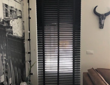 Gesloten blinds in woonkamer voor een deur