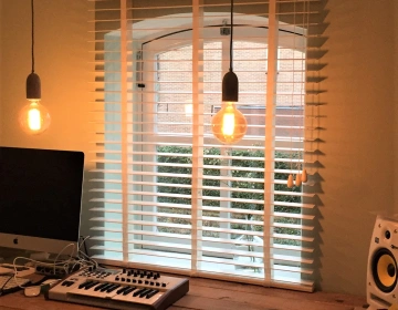 Witte blinds als raamdecoratie in werkruimte