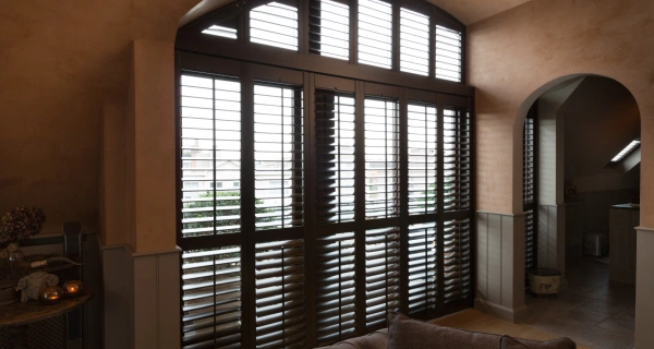 Boograam met houten shutters