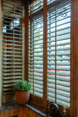 bruinkleurige-shutters-met-houtnerf-en-bedieninsstokje.jpg