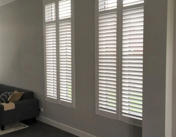 Moderne witte shutters in woonkamer