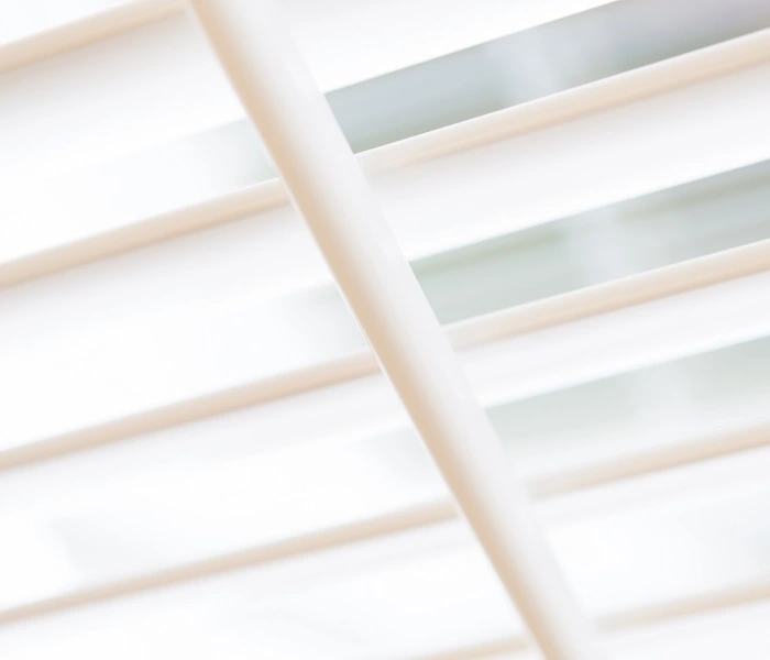 Bedieningsstokje op witte shutters