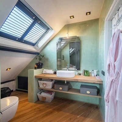 Dakraam met zwarte shutters