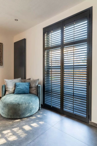 donkere-shutters-met-tiltrod-in-woonkamer-in-hotel-chic-stijl.jpg