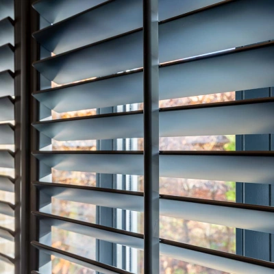 Shutters zwart met tilt rod van dichtbij