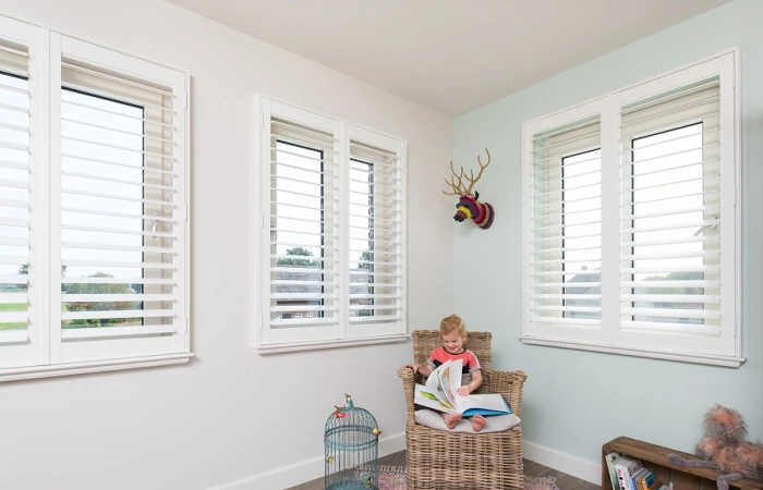 Kinderkamer met witte shutters