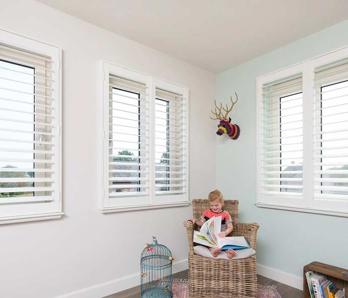 Kinderkamer met witte shutters