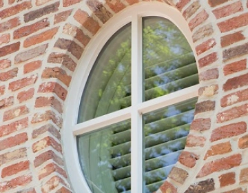 Fenêtre ronde aux shutters blancs