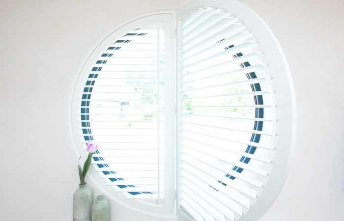 Rond raam met witte shutters