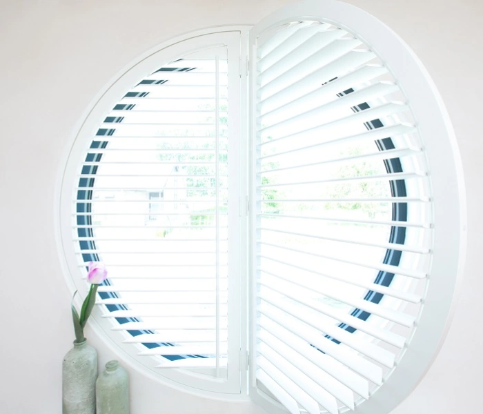 Rond raam met witte shutters
