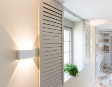 Badkamer met stijlvolle witte shutters