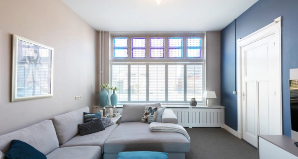 Lichte klassieke woonstijl met witte shutters