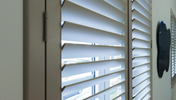 Clearview bediening van grijze shutters