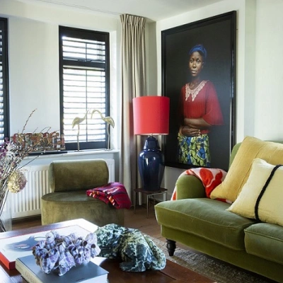 Zwarte shutters in een karakteristieke woonkamer met Afrikaanse stijl