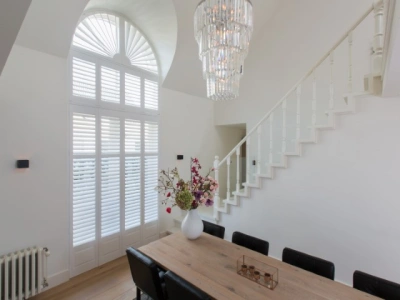 Groot toograam met sunburst shutters in eetkamer