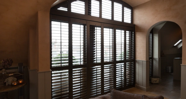 Houtkleur shutters in speciale vormen