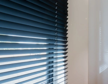 Houten blinds voor raam in woonkamer