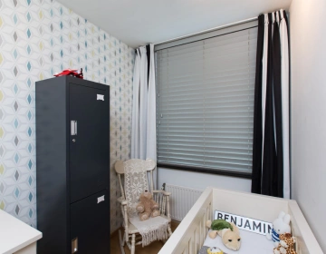Houten blinds in slaapkamer als raamdecoratie