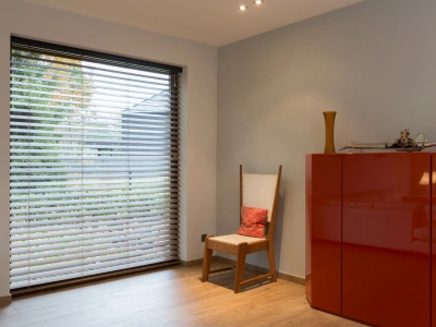 Houten blinds in klassiek interieur