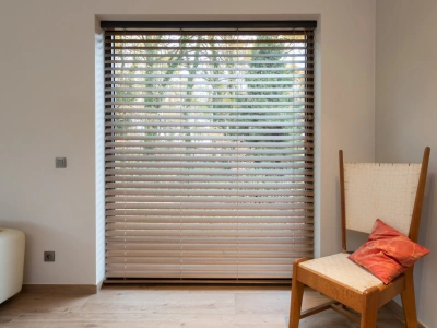 Naturel interieur met houten blinds in interieur