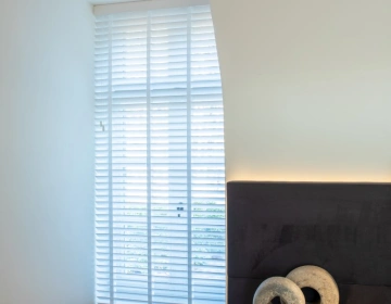 Witte shutters als raamdecoratie in slaapkamer