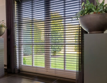 Openslaande tuindeuren in woonkamer met blinds
