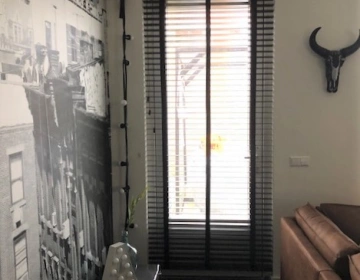 Deur met houten blinds in woonkamer