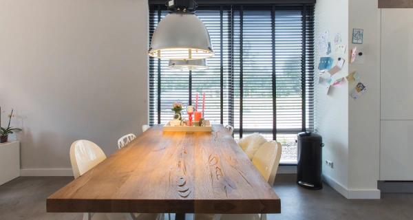 Zwarte blinds in eetkamer