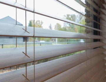 Houten blinds als raamdecoratie in woonkamer