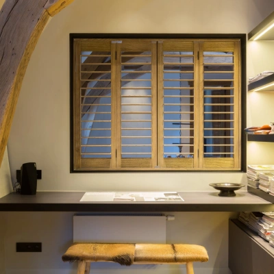 Vraag houtkleurige shutters in werkruimte