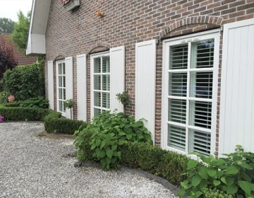 Witte luiken met houten shutters in huis