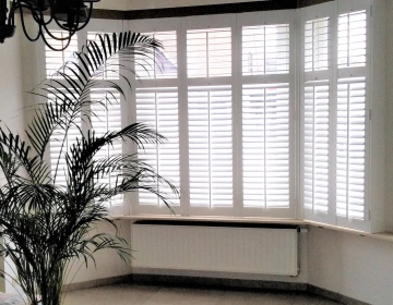 Witte shutters in erker