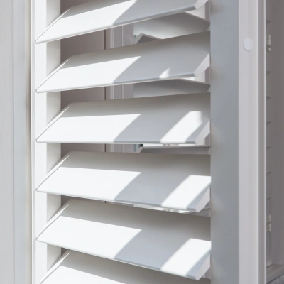 Shutter wit als raamdecoratie