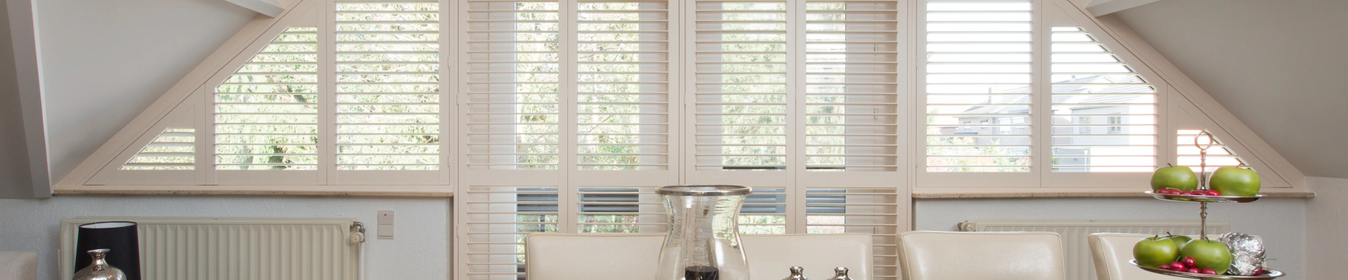 Naturel houten shutters in speciale vorm