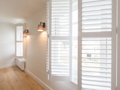 Witte houten shutters raamdecoratie Oost-Vlaanderen