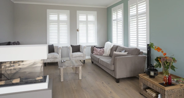 Witte shutters in naturel woonstijl