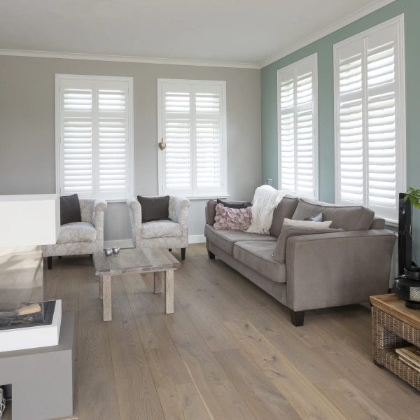 Gezellige woonkamer met witte shutters