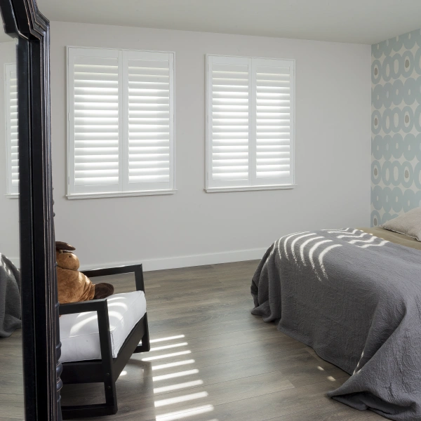 Slaapkamer met shutters als raamaankleding