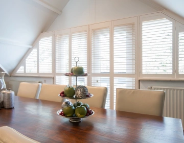 shutters als raamdecoratie voor schuine ramen