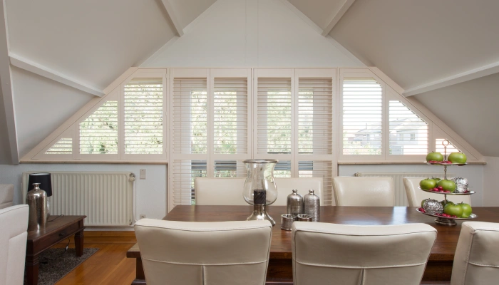 Witte houten shutters in eetkamer