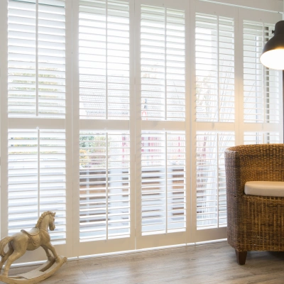 Wat is een tilt rod en witte shutters
