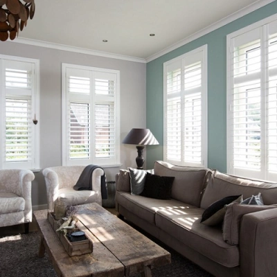 Houten shutters in woonkamer