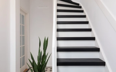 Escalier noir et blanc dans un intérieur moderne