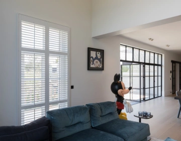 mooie witte shutters in woonkamer