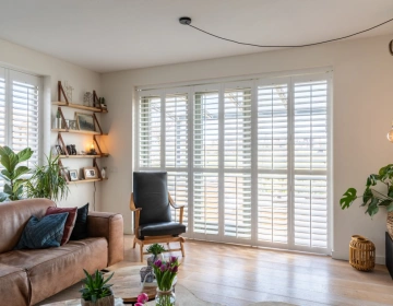 Shutters als raambekleding in woonkamer