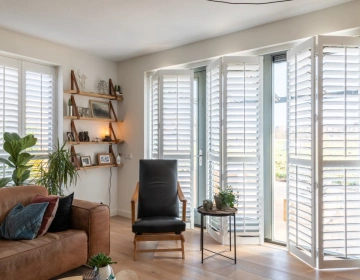 Shutters in woonkamer voor een schuifpui